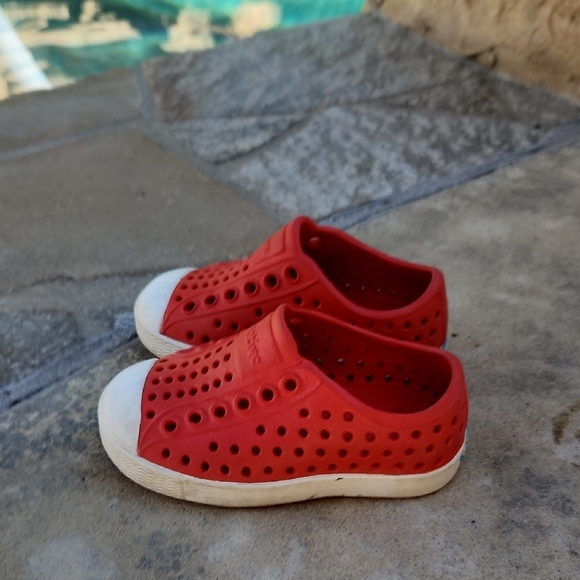 Native Jefferson Red Kids Slip-On Shoes Size 4 - Picture 5 of 8